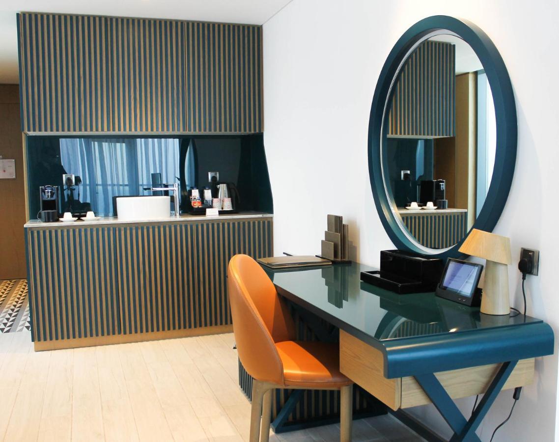 C Central Hotel And Resort The Palm Dubai Esterno foto A room at the hotel