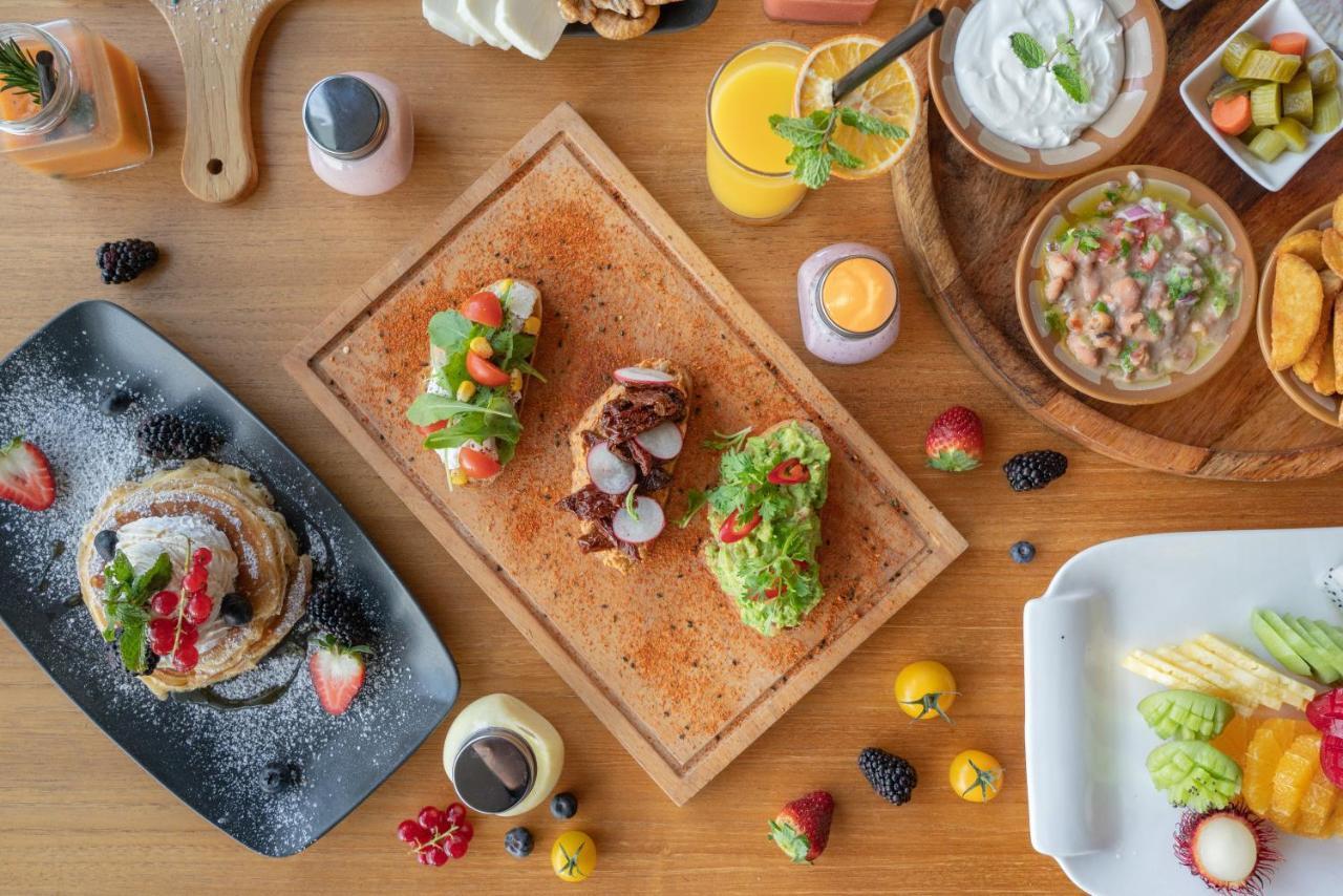 C Central Hotel And Resort The Palm Dubai Esterno foto Breakfast at the hotel