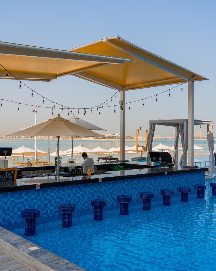 C Central Hotel And Resort The Palm Dubai Esterno foto The poolside bar