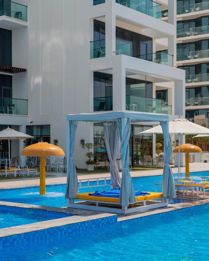 C Central Hotel And Resort The Palm Dubai Esterno foto The swimming pool at Jumeirah Jumeirah