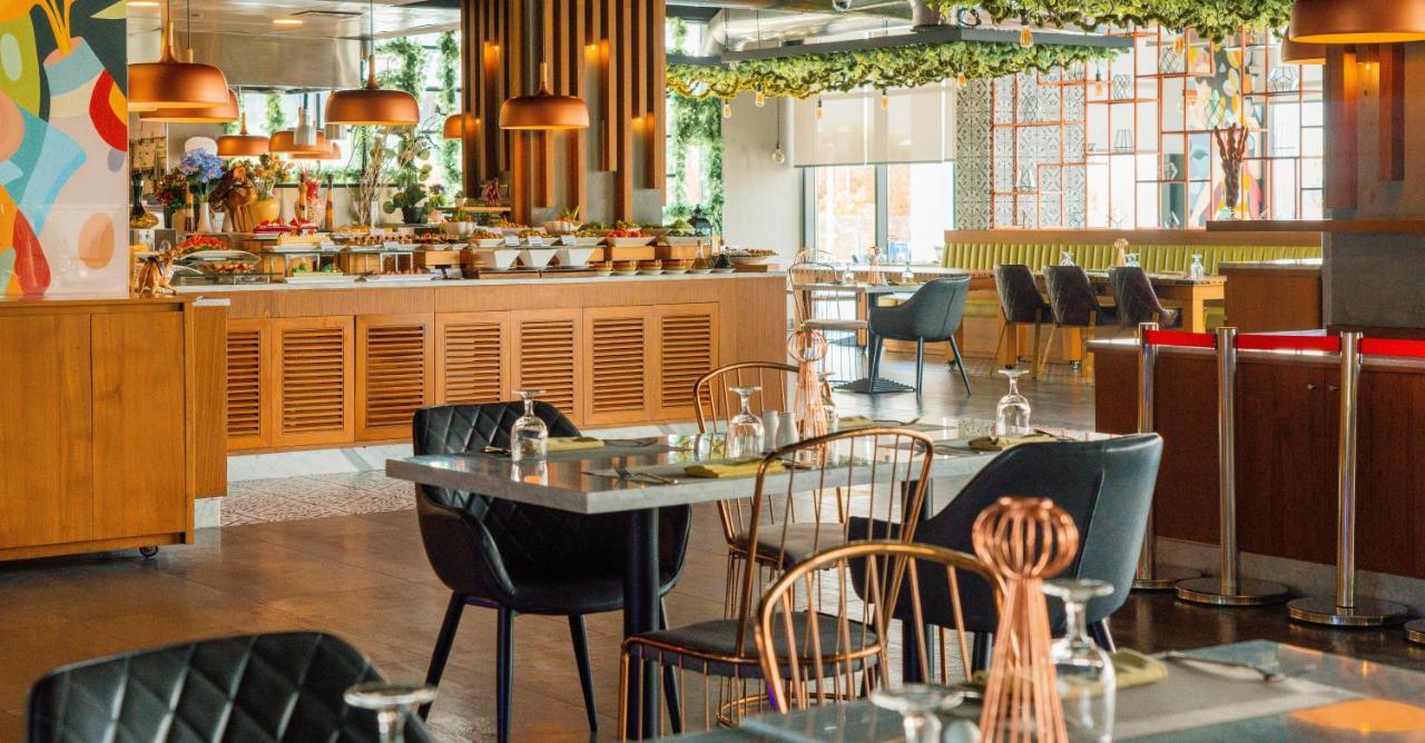 C Central Hotel And Resort The Palm Dubai Esterno foto The restaurant's interior