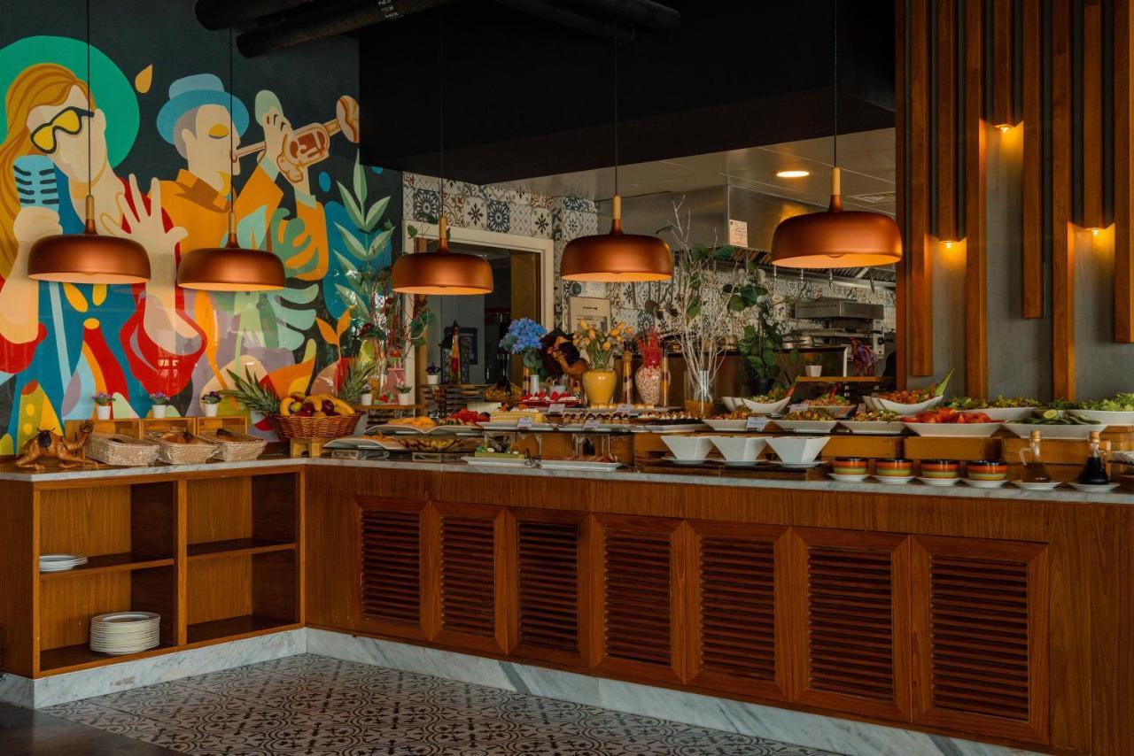 C Central Hotel And Resort The Palm Dubai Esterno foto The buffet at the restaurant