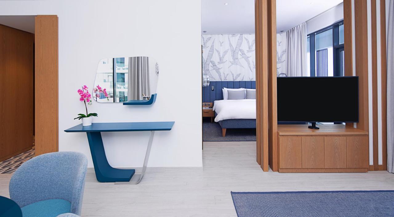 C Central Hotel And Resort The Palm Dubai Esterno foto The hotel's interior