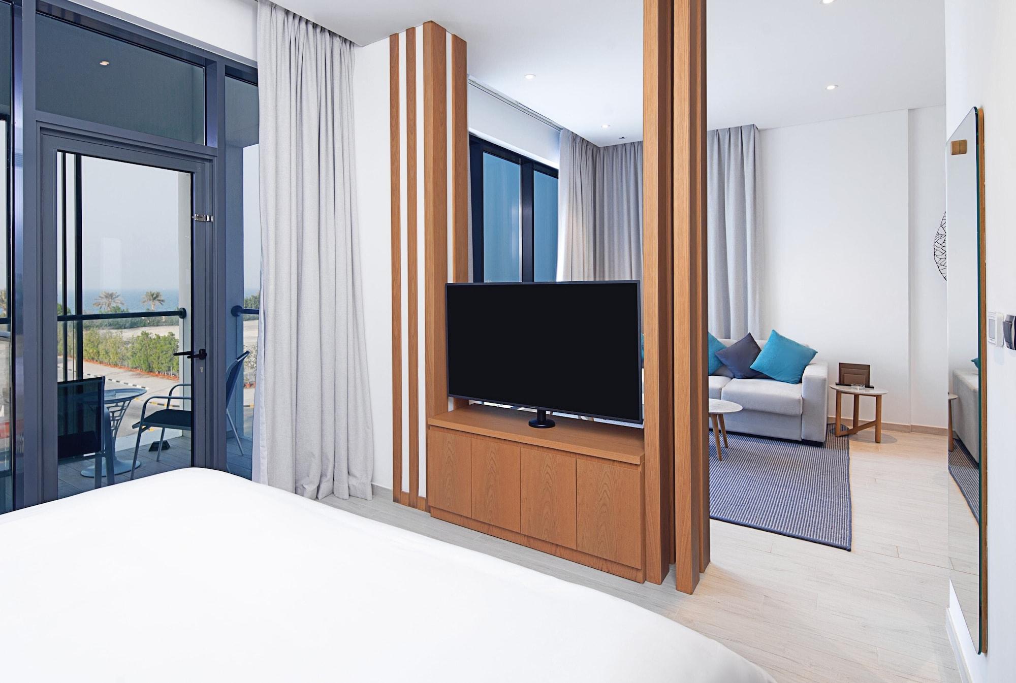 C Central Hotel And Resort The Palm Dubai Esterno foto A room at the hotel