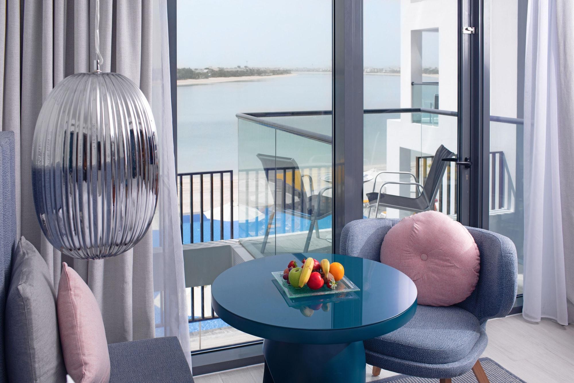 C Central Hotel And Resort The Palm Dubai Esterno foto A balcony at the hotel