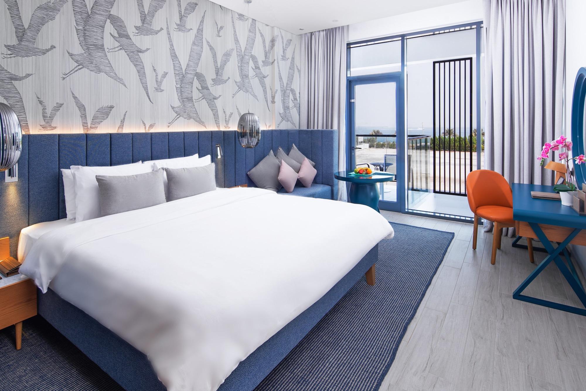 C Central Hotel And Resort The Palm Dubai Esterno foto A room at the hotel