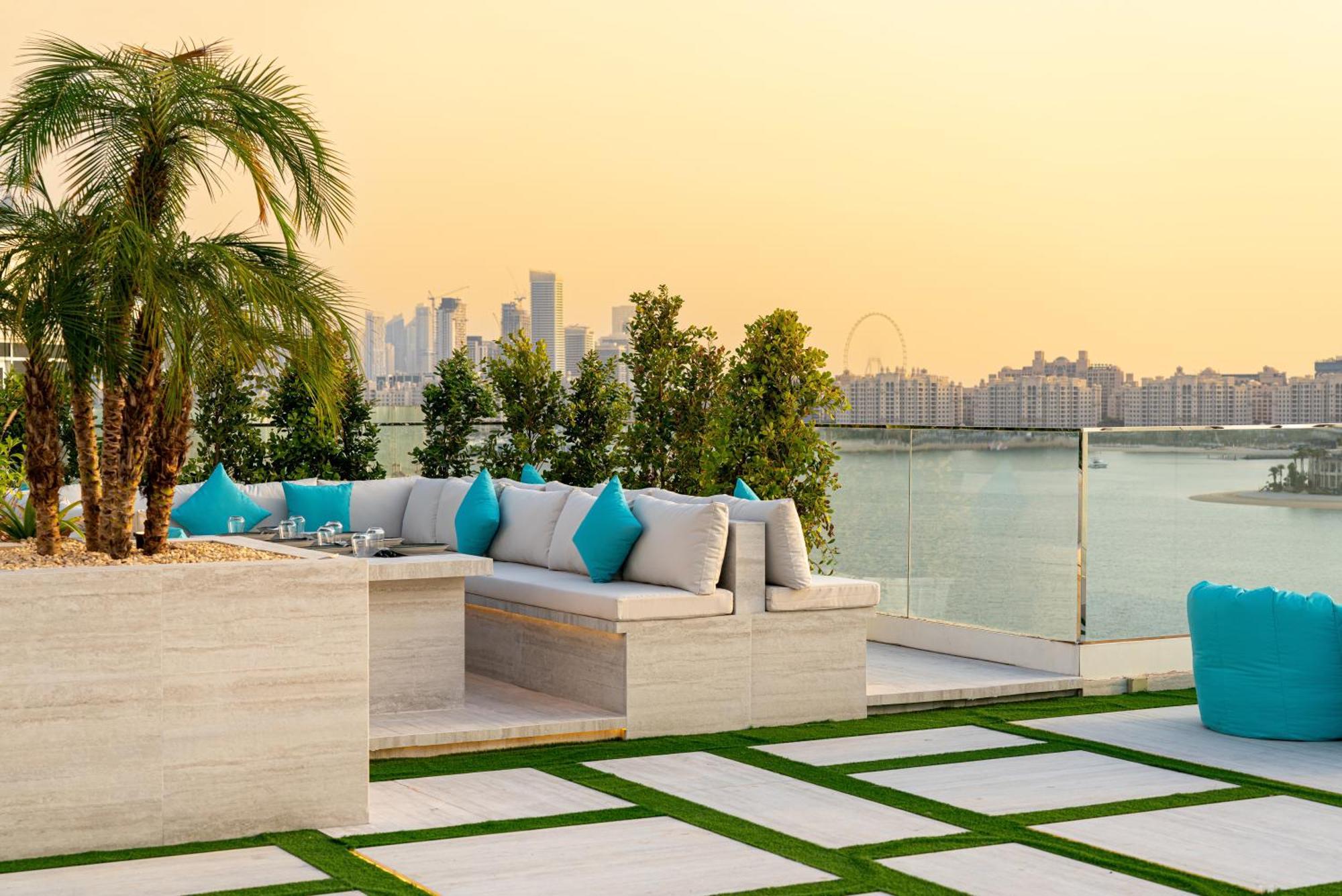 C Central Hotel And Resort The Palm Dubai Esterno foto Rooftop lounge at Jumeirah Jumeirah