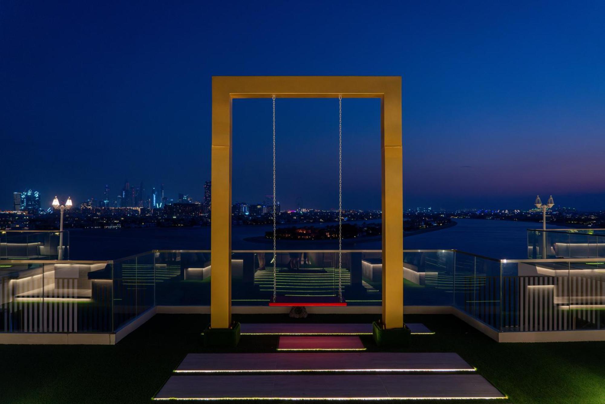 C Central Hotel And Resort The Palm Dubai Esterno foto The Sky Swing