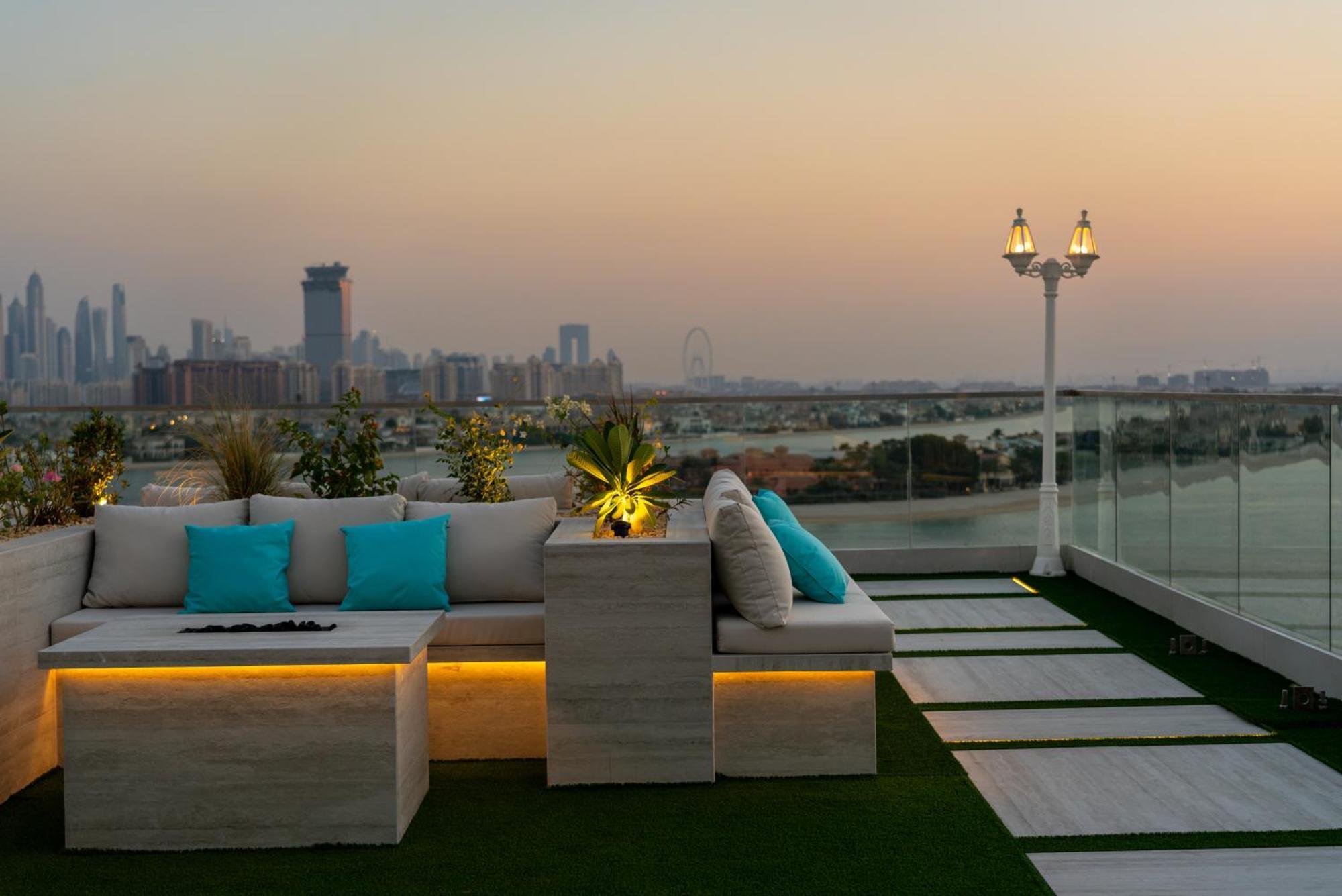C Central Hotel And Resort The Palm Dubai Esterno foto Rooftop lounge at Jumeirah Jumeirah