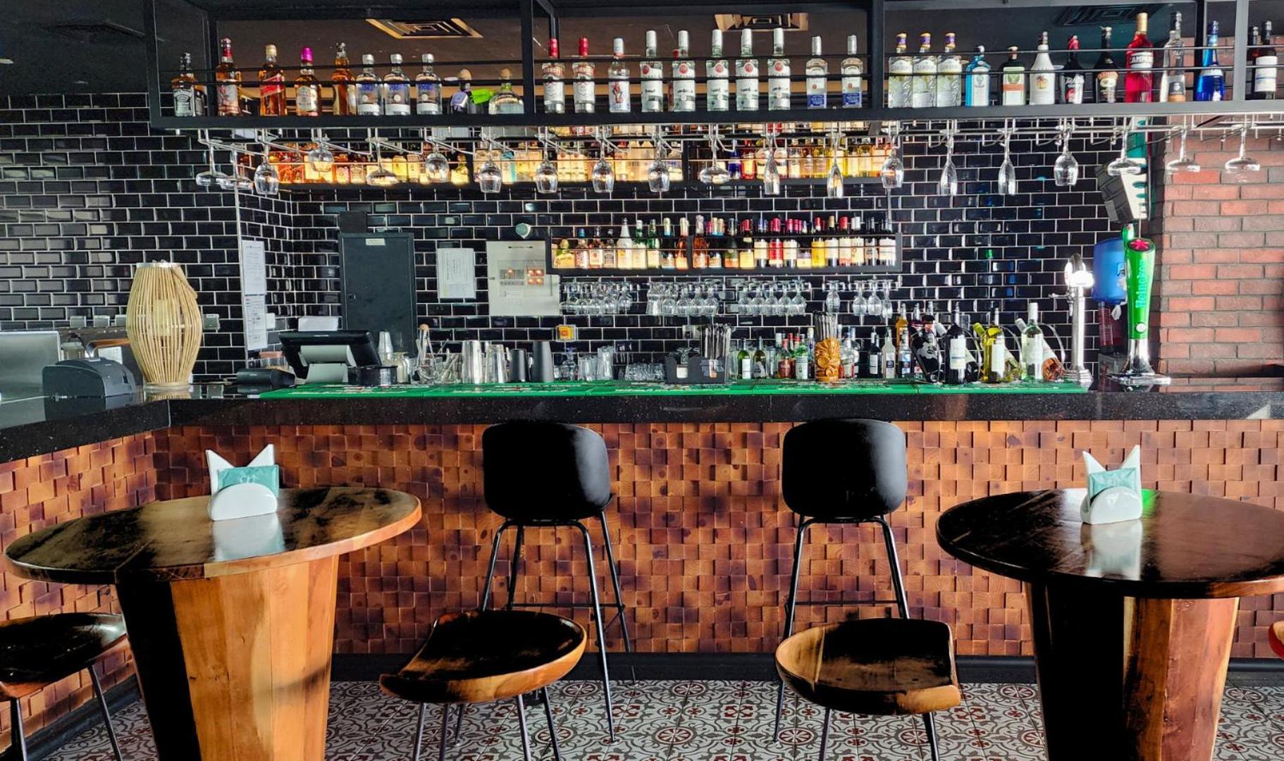 C Central Hotel And Resort The Palm Dubai Esterno foto The bar at the hotel