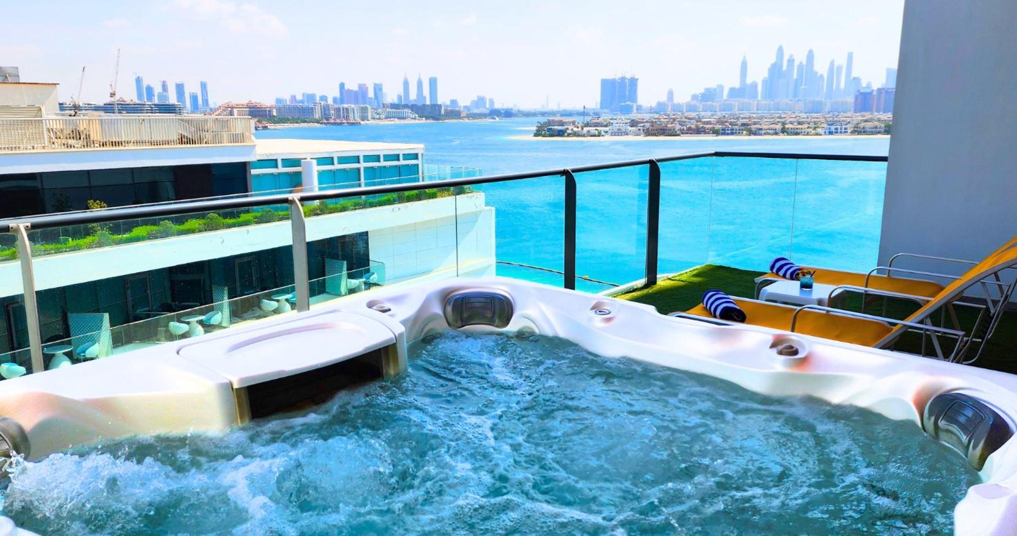 C Central Hotel And Resort The Palm Dubai Esterno foto The view from the rooftop pool