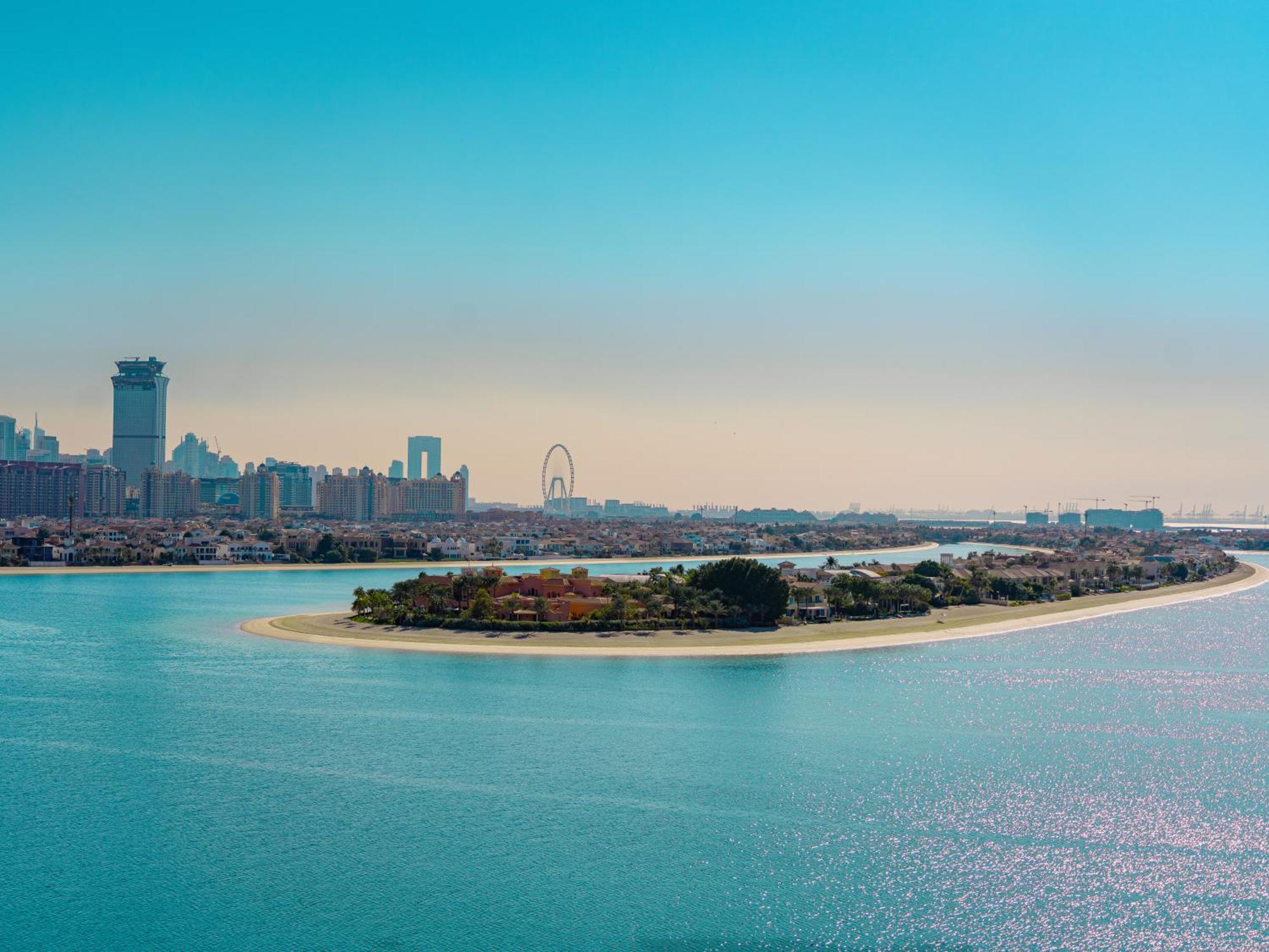 C Central Hotel And Resort The Palm Dubai Esterno foto View of the island