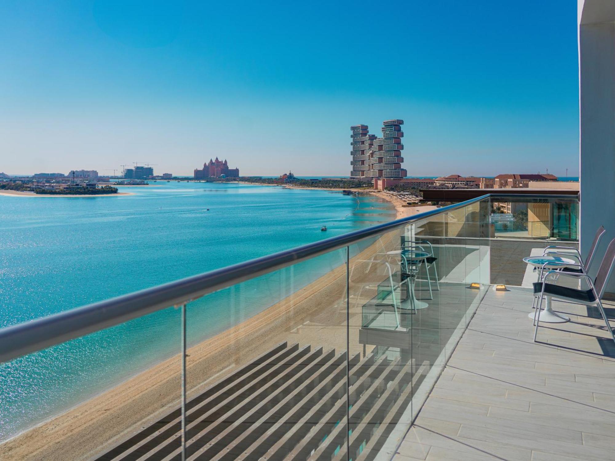 C Central Hotel And Resort The Palm Dubai Esterno foto View from the hotel