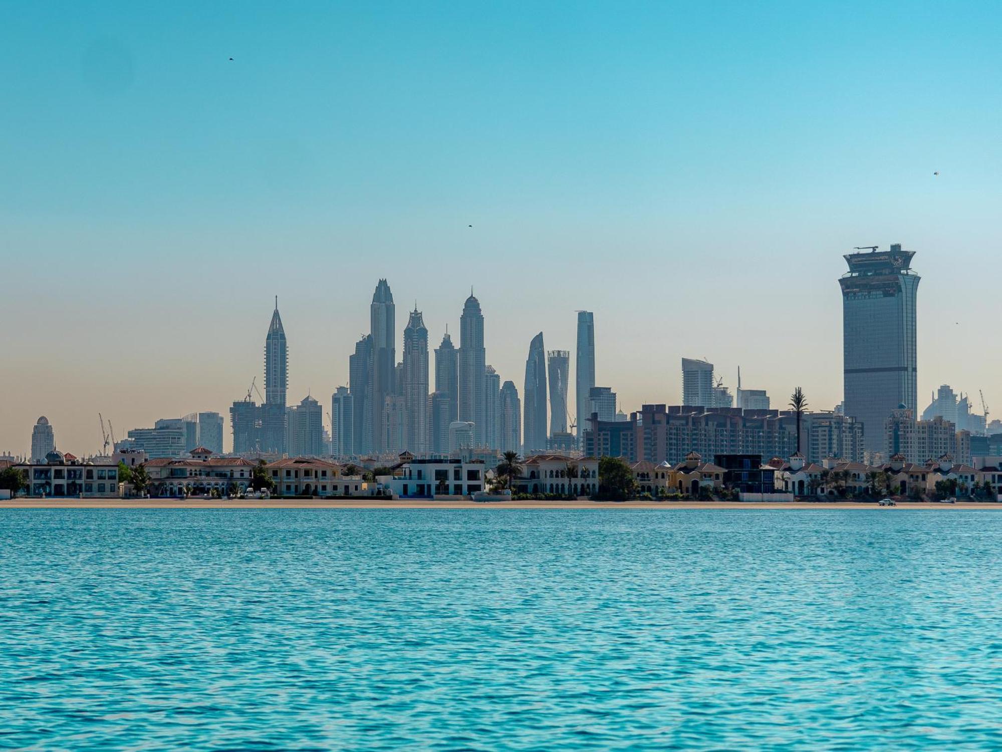 C Central Hotel And Resort The Palm Dubai Esterno foto Palm Jumeirah skyline