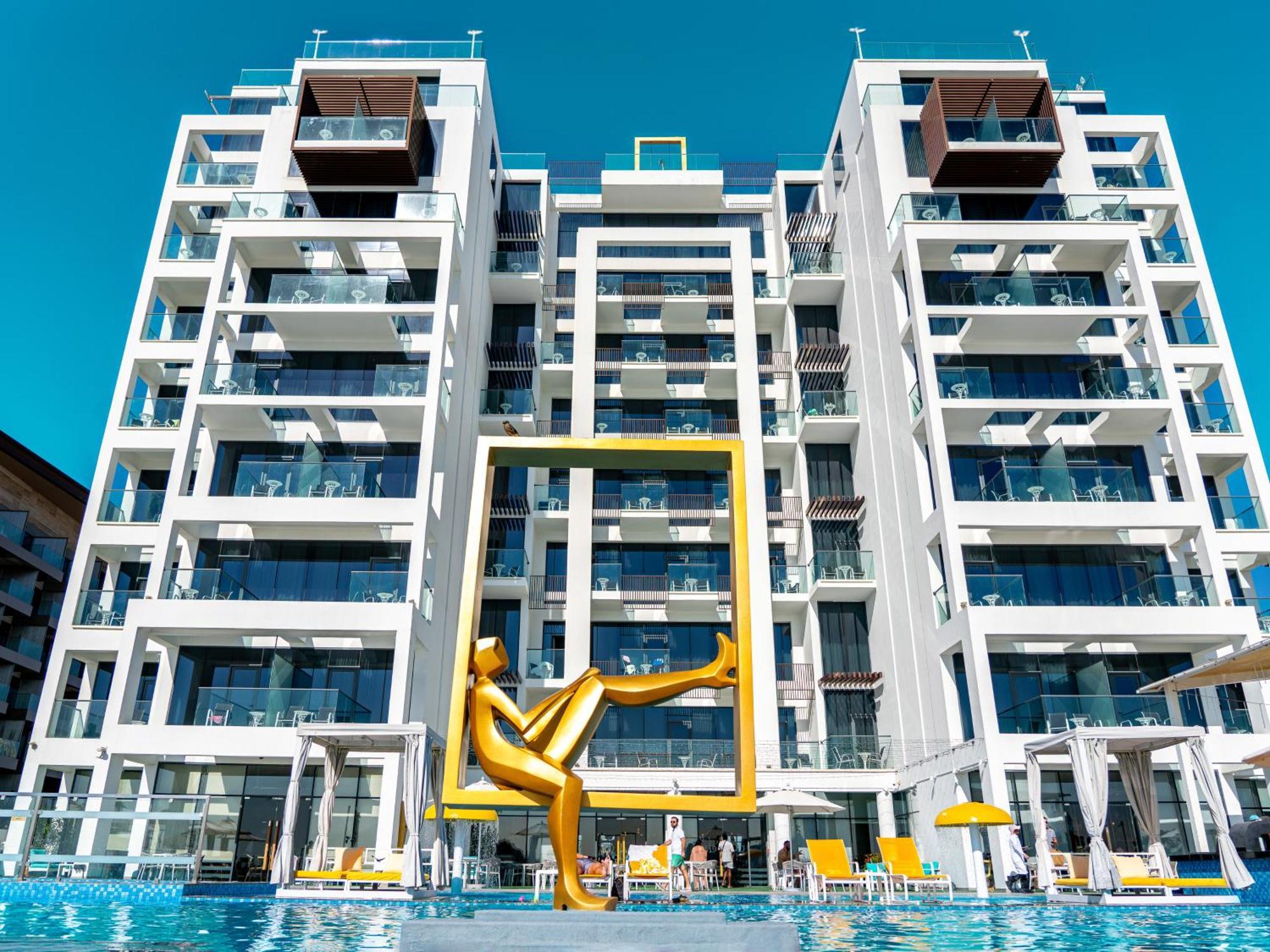 C Central Hotel And Resort The Palm Dubai Esterno foto The hotel's main building