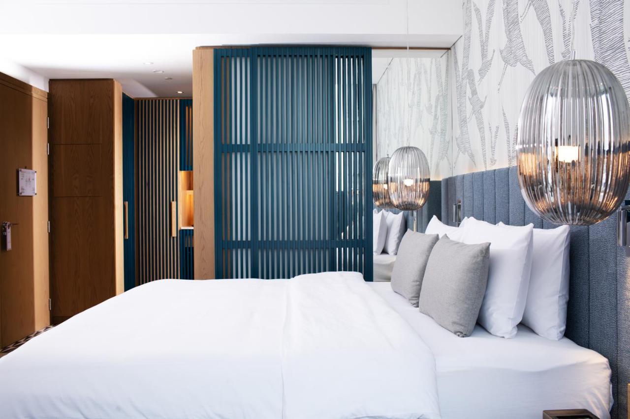 C Central Hotel And Resort The Palm Dubai Esterno foto A guest room at the hotel
