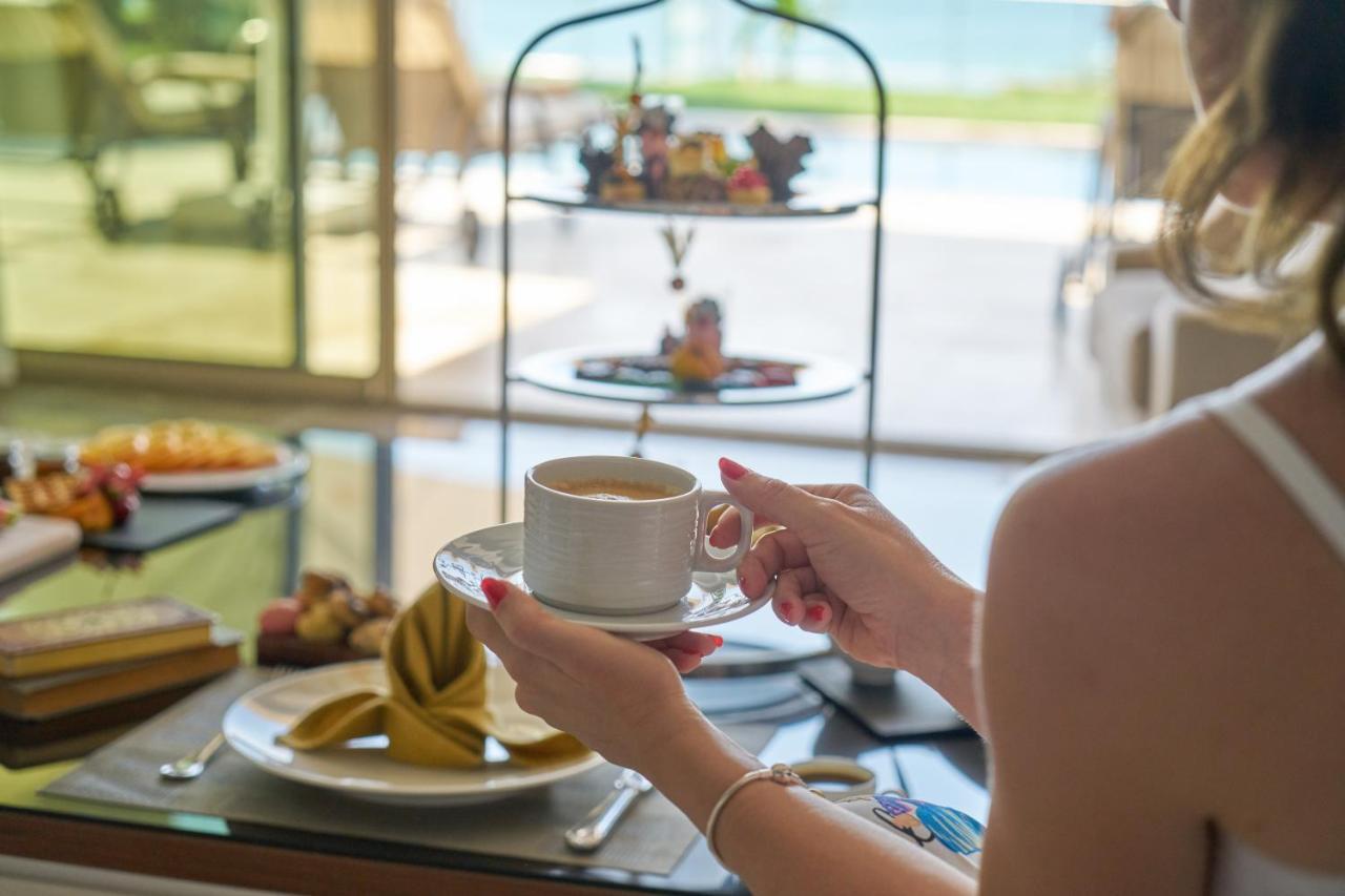 C Central Hotel And Resort The Palm Dubai Esterno foto Afternoon tea at the resort