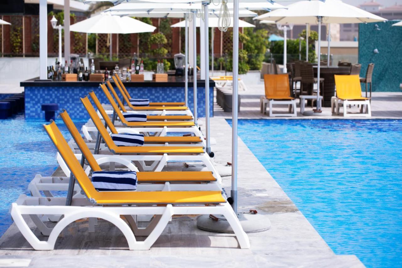 C Central Hotel And Resort The Palm Dubai Esterno foto The pool at the hotel